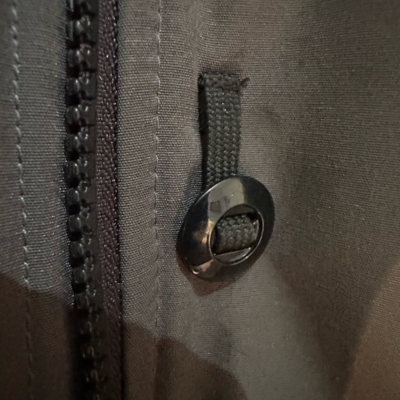 Canada Goose Winter Parka. Ladies size large. - Picture 12 of 15